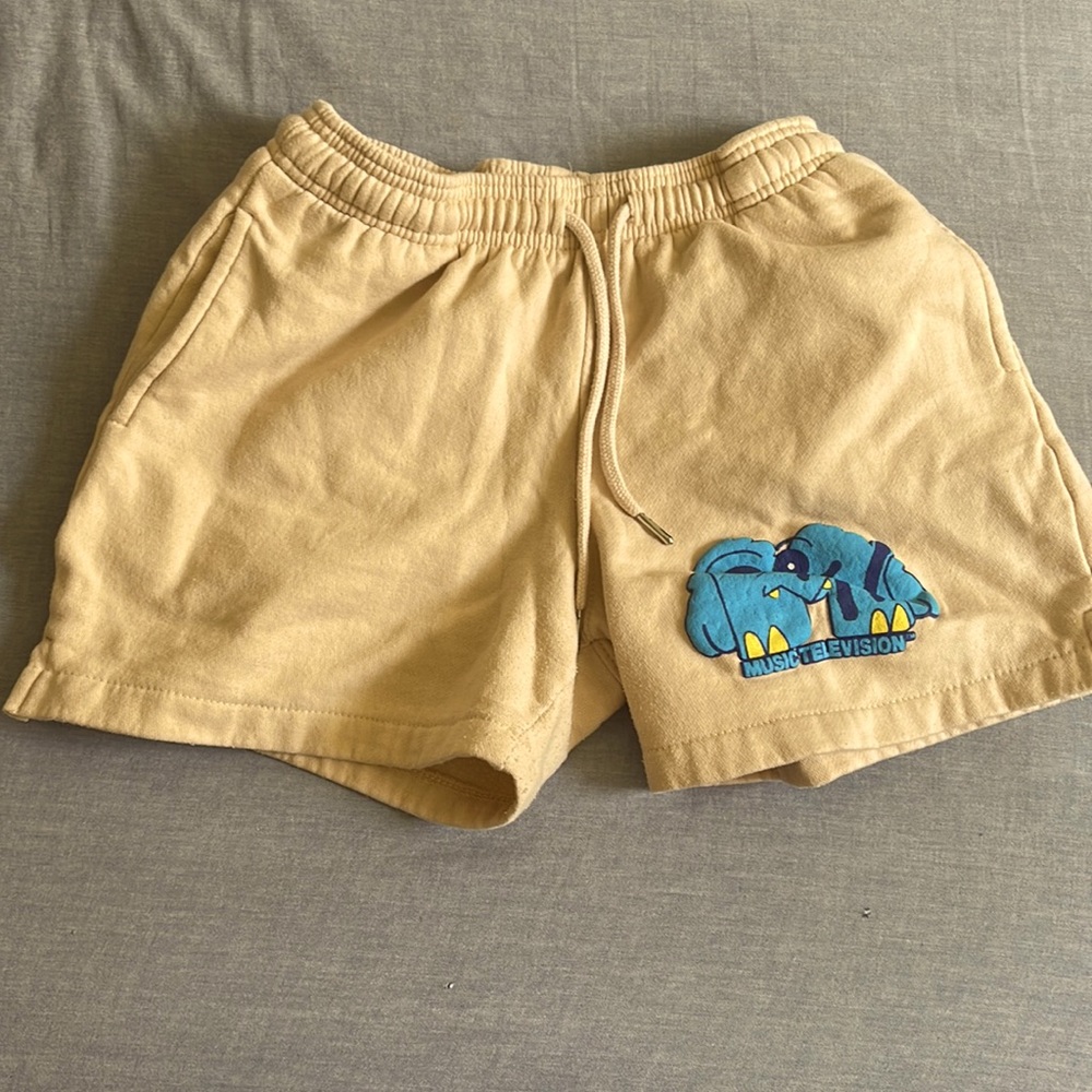 BEIGE MTV SWEAT SHORTS
